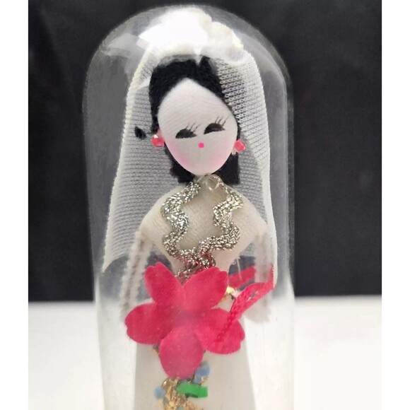 Vintage Miniature Geisha Bride Doll in Glass Dome Gown Veil Bouquet 4" Taiwan - Picture 5 of 10